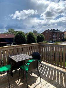 eine Terrasse mit einem Tisch und Stühlen auf einer Terrasse in der Unterkunft 2 rum och kök på Färjestad in Karlstad