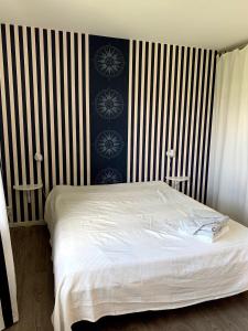 Cama o camas de una habitación en 2 rum och kök på Färjestad