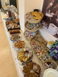 un buffet di biscotti e dolci su un tavolo di Hotel Bahia a San Benedetto del Tronto