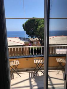 Un balcón con sillas y vistas al océano. en Casa SamAsia en Varazze