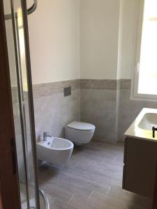 La salle de bains est pourvue de toilettes et d'un lavabo. dans l'établissement Casa SamAsia, à Varazze