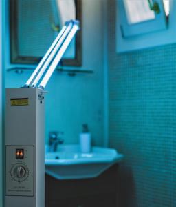 une salle de bains lumineuse avec lavabo dans l'établissement Keros Art Hotel, à Koufonisia