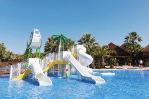 Bazén v ubytovaní Camping Estival Torre de la Mora alebo v jeho blízkosti