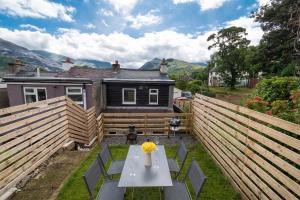 a house with a table and chairs in the yard at Snowdon Street in Llanberis