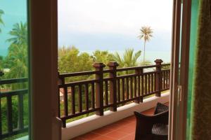 Khanom Beach Residence Rental Condo في خانوم: شرفة مطلة على المحيط