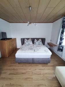 Schlafzimmer mit einem Bett und Holzboden in der Unterkunft Ferienwohnung Solebad in Gmünd