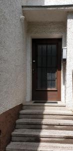 una puerta con escaleras delante de un edificio en Private and cozy Apartment in Refrath near Cologne, en Bergisch Gladbach