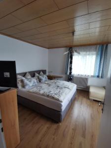 um quarto com uma cama grande e piso em madeira em Ferienwohnung Solebad em Gmünd