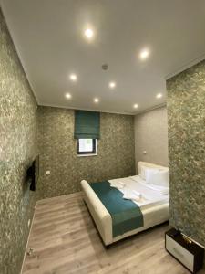 una camera da letto con un letto grande in una stanza di Arizet Boutique Mamaia a Mamaia