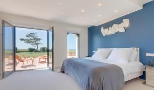 Llit o llits en una habitació de Ar Men Du, Hôtel & Restaurant Gastronomique