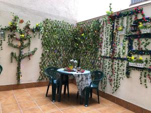 einen Tisch in einem Zimmer mit einer mit Pflanzen bedeckten Wand in der Unterkunft BADAROSA House10min to BARCELONA City&NearTo BEACH in Badalona