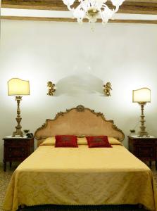 Postel nebo postele na pokoji v ubytování Luxury Venetian Rooms