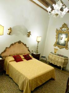 Postel nebo postele na pokoji v ubytování Luxury Venetian Rooms