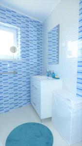 a white bathroom with a sink and a mirror at Casa da Maçã in Sesimbra +39 photos