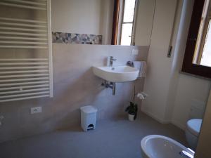 A bathroom at Il Giardino di Anna - Charming rooms in Cagliari