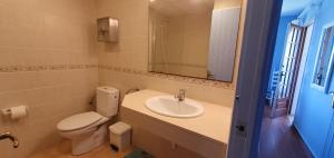 Ένα μπάνιο στο Apartamento en Playa Son Bou +33 φωτογραφίες