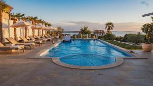 
Der Swimmingpool an oder in der Nähe von Luxury Apartments White Villa Violeta
