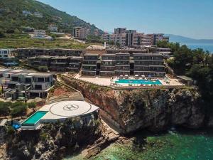 ヴロラにあるAqua Holiday Apartmentsの水辺の崖の上のリゾート
