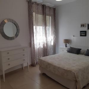 アルムニェーカルにあるPortobelloのベッドルーム1室(ベッド1台、ドレッサー、鏡付)