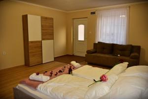 Postel nebo postele na pokoji v ubytování Napfény Apartman
