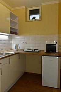 Kuchyň nebo kuchyňský kout v ubytování Napfény Apartman
