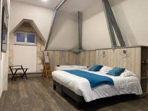 1 dormitorio con 1 cama grande y bañera en Logis Hostellerie des Ducs, en Duras