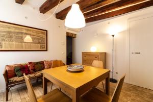 salon z drewnianym stołem i kanapą w obiekcie Veneziacentopercento Campaniel Apartment w Wenecji