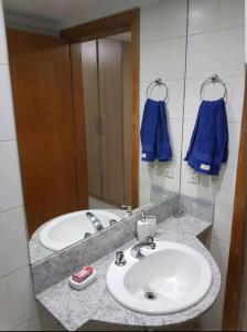 a bathroom with a sink and a mirror at FLAT BIARRITZ SETOR HOTELEIRO NORTE QUARTO 106 in Brasília