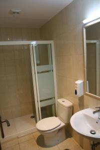 奧斯皮塔德奧維戈的住宿－拉恩西納宿舍酒店，一间带卫生间和水槽的浴室