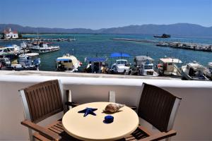 埃拉福尼索斯島的住宿－Elafonisos Elaion，阳台的桌子享有码头的景致