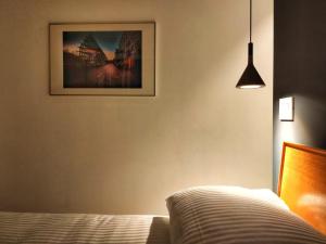 Un pat sau paturi într-o cameră la E-Milan Rooms Zona Tortona