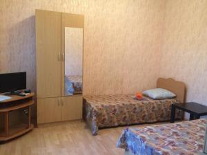 ラザレフスコエにあるAfrodita Guest Houseのベッド2台と鏡が備わるホテルルームです。