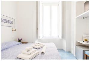 ナポリにあるIl Sole di Montesantoの白い部屋(タオル付きのベッド付)