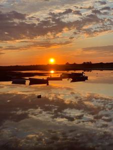 einen Sonnenuntergang auf einem See mit Booten im Wasser in der Unterkunft Ogunquit Tides in Ogunquit