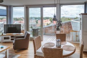 巴特Waterbed Barth的带桌椅和电视的客厅