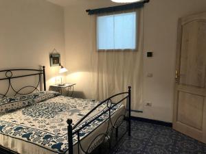 een slaapkamer met een bed en een raam bij Casa Nonna Maria in Stromboli
