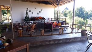 um restaurante com mesas e cadeiras num pátio em Kikonko Lodge em Biseruka