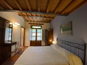 1 dormitorio con 1 cama grande y techo de madera en Tenuta Badia '99, en Paciano