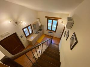 - une vue sur un escalier dans une maison dans l'établissement Tenuta Badia '99, à Paciano