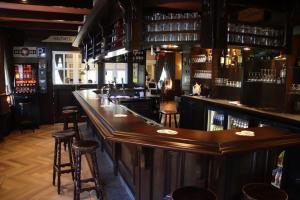 um bar com bancos no balcão num pub em Hotel Eetcafé 't Dûke Lûk em Veenwoudsterwal