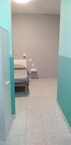 - une chambre avec un lit et du carrelage dans l'établissement Albergo Jolanda, à Diano Marina