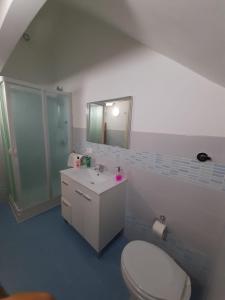 łazienka z toaletą, umywalką i lustrem w obiekcie Casa Vacanze Mannina w mieście Castellammare del Golfo