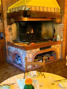 アプリカーレにあるLa Favorita Apricale B&B & Ristoranteのレンガ造りのオーブン(前にテーブル付)