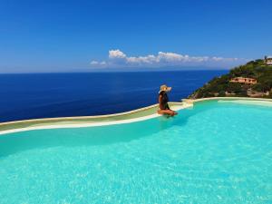 Photo de la galerie de l'établissement Vista mozzafiato a picco sul mare Villa Patty, à Torre delle Stelle