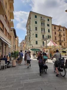 een groep mensen die door een straat lopen bij Beautiful Dream in La Spezia