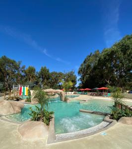 een zwembad met een glijbaan in een resort bij Le Camping de la Plage in Aregno