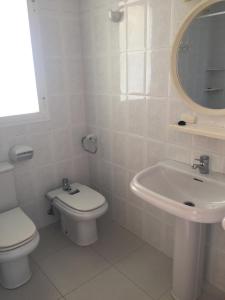 ペニスコラにあるBertur Picassoの白いバスルーム(トイレ、シンク付)