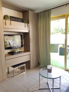 Μια τηλεόραση ή/και κέντρο ψυχαγωγίας στο Studio Center Cannes grande Terasse