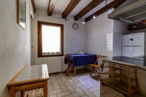 uma cozinha com um balcão e uma mesa em Veneziacentopercento Gorne Apartment em Veneza
