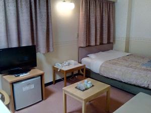 เตียงในห้องที่ Matsue Plaza Hotel